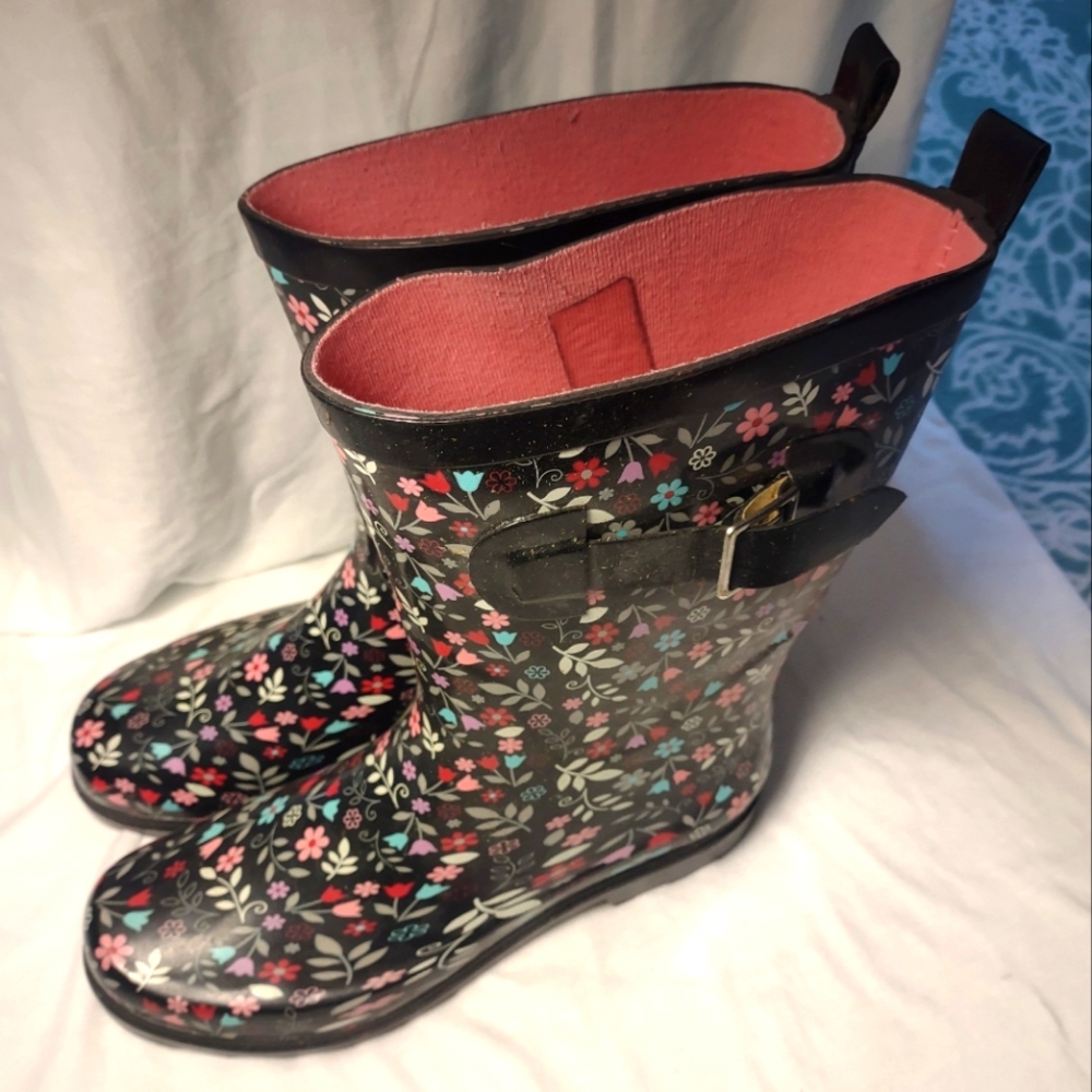 Rubber rain boots size 9